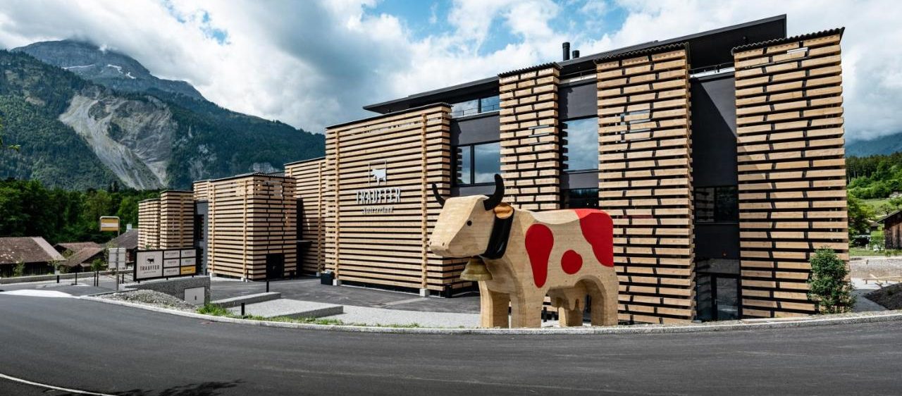 Coucou Panneau lumineux indiquant "Nous sommes ouverts" entouré de plantes.