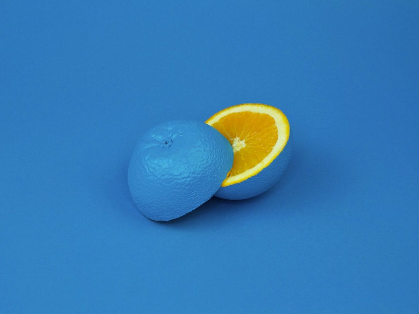 Coucou Panneau lumineux indiquant "Nous sommes ouverts" entouré de plantes.